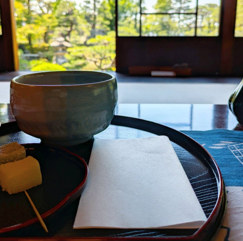 慶運館の茶房から庭を望む